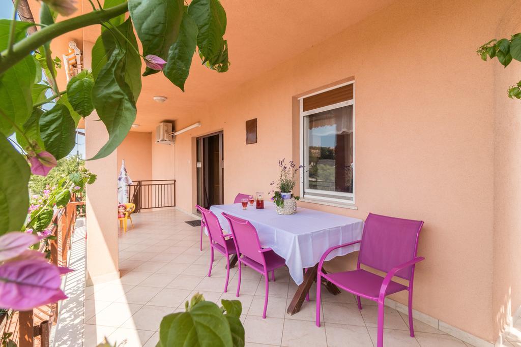 Apartment Taja Liznjan Exterior photo